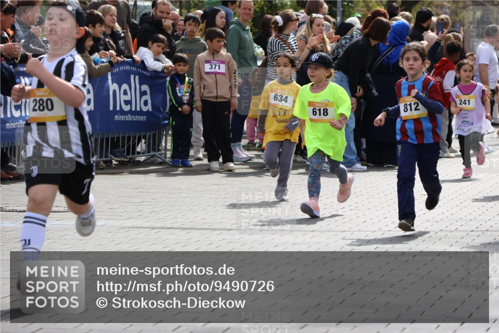 12.04.2026 - 45. Internationalen Wilhelmsburger Insellauf Strokosch-Dieckow http://msf.ph/oto/9490726 12.04.2026 14:21:01 Ziel 437, 1616, 692, 696, 107, 818, 732, 756, 1603, 162, 280, 149, 634, 812, 618, 241 meine-sportfotos.de