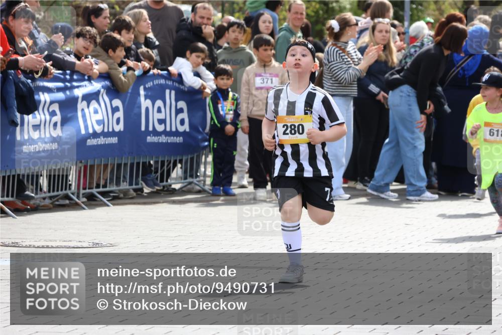 12.04.2026 - 45. Internationalen Wilhelmsburger Insellauf Strokosch-Dieckow http://msf.ph/oto/9490731 12.04.2026 14:21:00 Ziel 257, 463, 437, 1616, 692, 696, 107, 818, 732, 756, 1603, 162, 280, 149, 634, 812 meine-sportfotos.de
