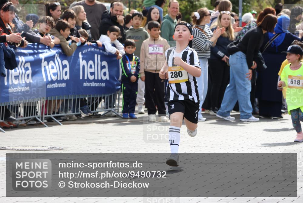 12.04.2026 - 45. Internationalen Wilhelmsburger Insellauf Strokosch-Dieckow http://msf.ph/oto/9490732 12.04.2026 14:21:00 Ziel 257, 463, 437, 1616, 692, 696, 107, 818, 732, 756, 1603, 162, 280, 149, 634, 812 meine-sportfotos.de