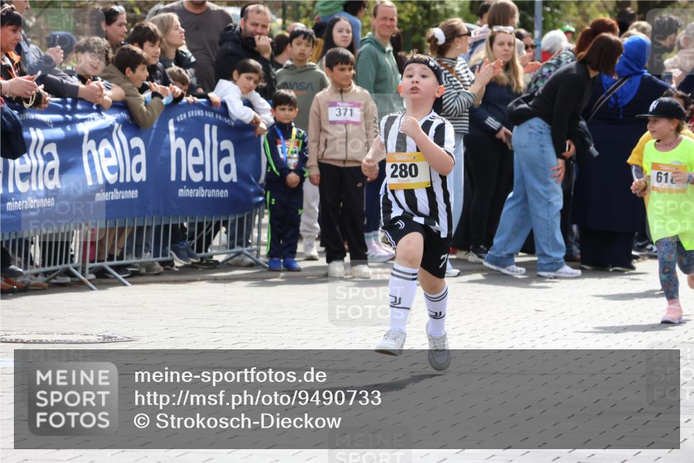 12.04.2026 - 45. Internationalen Wilhelmsburger Insellauf Strokosch-Dieckow http://msf.ph/oto/9490733 12.04.2026 14:21:00 Ziel 257, 463, 437, 1616, 692, 696, 107, 818, 732, 756, 1603, 162, 280, 149, 634, 812 meine-sportfotos.de