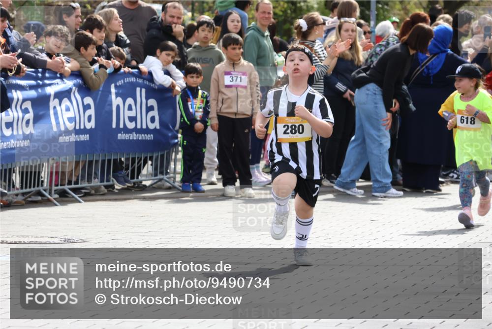 12.04.2026 - 45. Internationalen Wilhelmsburger Insellauf Strokosch-Dieckow http://msf.ph/oto/9490734 12.04.2026 14:21:00 Ziel 257, 463, 437, 1616, 692, 696, 107, 818, 732, 756, 1603, 162, 280, 149, 634, 812 meine-sportfotos.de