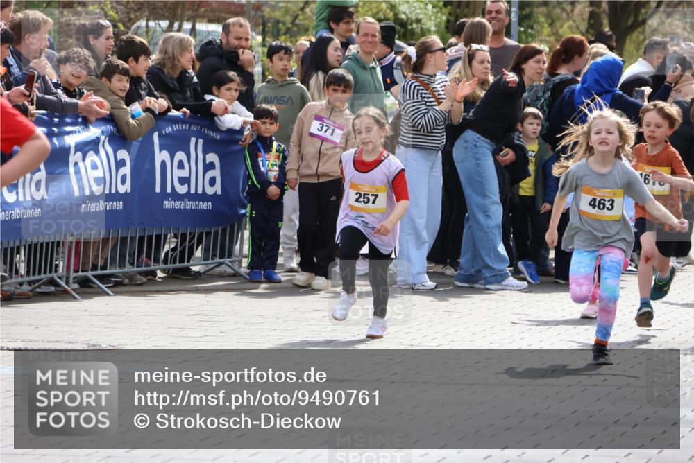 12.04.2026 - 45. Internationalen Wilhelmsburger Insellauf Strokosch-Dieckow http://msf.ph/oto/9490761 12.04.2026 14:20:52 Ziel 467, 324, 299, 1605, 278, 760, 257, 463, 437, 1616, 692, 696, 107, 818, 732 meine-sportfotos.de