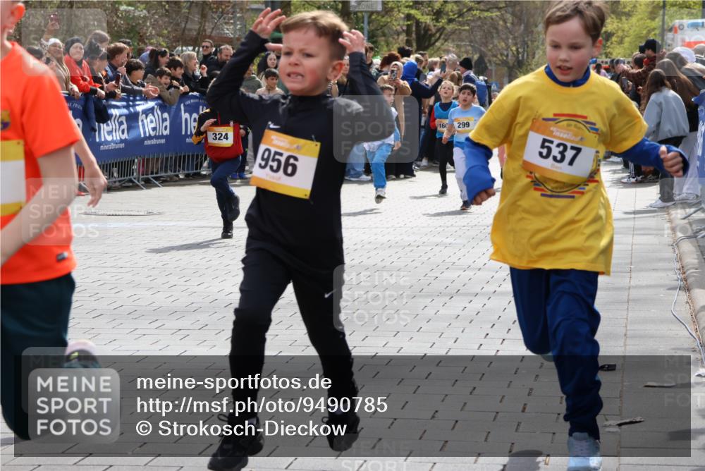 12.04.2026 - 45. Internationalen Wilhelmsburger Insellauf Strokosch-Dieckow http://msf.ph/oto/9490785 12.04.2026 14:20:45 Ziel 751, 940, 958, 832, 1610, 3, 285, 1073, 767, 404, 318, 539, 431, 135, 545, 537, 30, 133, 977, 84, 1606, 473, 956, 467, 324, 299, 1605, 278, 760 meine-sportfotos.de
