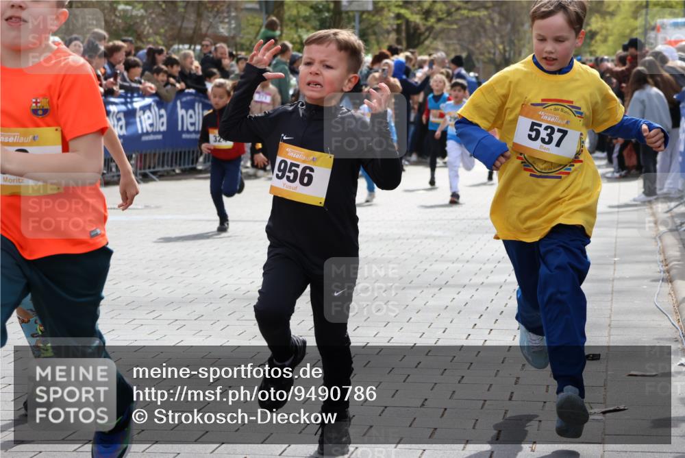 12.04.2026 - 45. Internationalen Wilhelmsburger Insellauf Strokosch-Dieckow http://msf.ph/oto/9490786 12.04.2026 14:20:45 Ziel 751, 940, 958, 832, 1610, 3, 285, 1073, 767, 404, 318, 539, 431, 135, 545, 537, 30, 133, 977, 84, 1606, 473, 956, 467, 324, 299, 1605, 278, 760 meine-sportfotos.de
