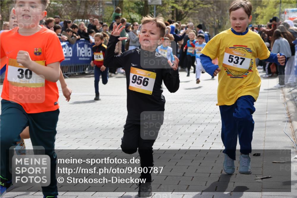12.04.2026 - 45. Internationalen Wilhelmsburger Insellauf Strokosch-Dieckow http://msf.ph/oto/9490787 12.04.2026 14:20:45 Ziel 751, 940, 958, 832, 1610, 3, 285, 1073, 767, 404, 318, 539, 431, 135, 545, 537, 30, 133, 977, 84, 1606, 473, 956, 467, 324, 299, 1605, 278, 760 meine-sportfotos.de