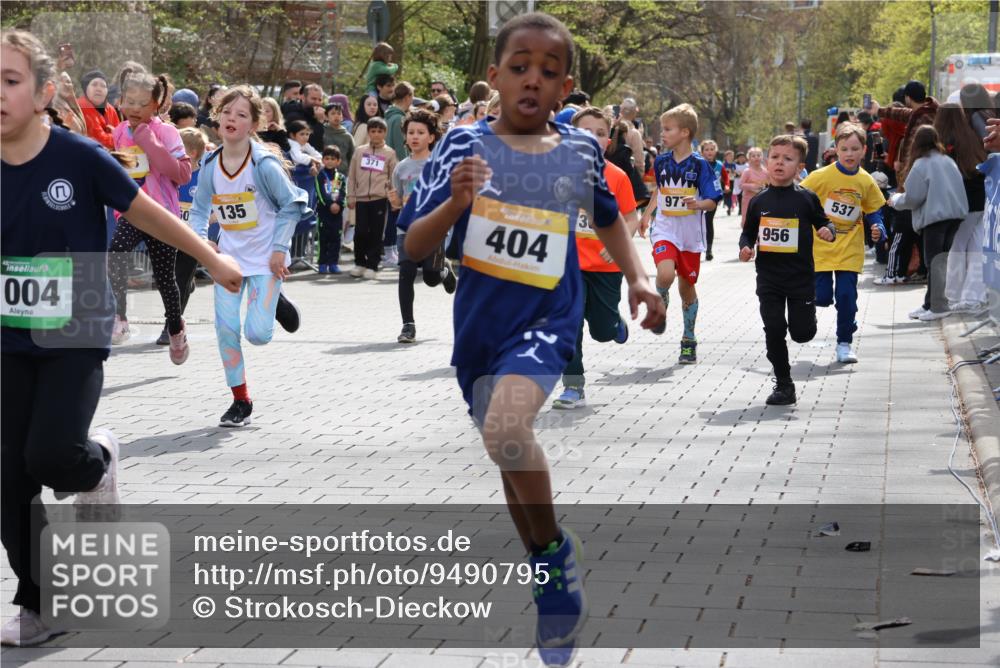 12.04.2026 - 45. Internationalen Wilhelmsburger Insellauf Strokosch-Dieckow http://msf.ph/oto/9490795 12.04.2026 14:20:43 Ziel 301, 61, 237, 578, 751, 940, 958, 832, 1610, 3, 285, 1073, 767, 404, 318, 539, 431, 135, 545, 537, 30, 133, 977, 84, 1606, 473, 956, 467, 324, 299, 1605, 278 meine-sportfotos.de