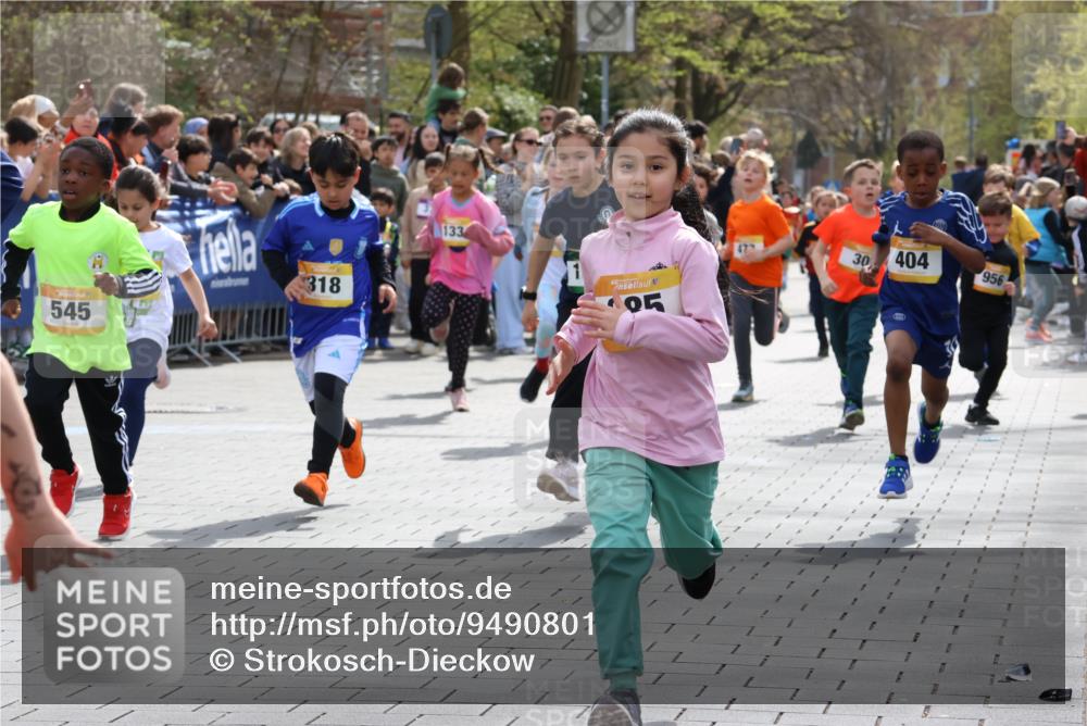12.04.2026 - 45. Internationalen Wilhelmsburger Insellauf Strokosch-Dieckow http://msf.ph/oto/9490801 12.04.2026 14:20:41 Ziel 935, 301, 61, 237, 578, 751, 940, 958, 832, 1610, 3, 285, 1073, 767, 404, 318, 539, 431, 135, 545, 537, 30, 133, 977, 84, 1606, 473, 956, 467, 324, 299 meine-sportfotos.de