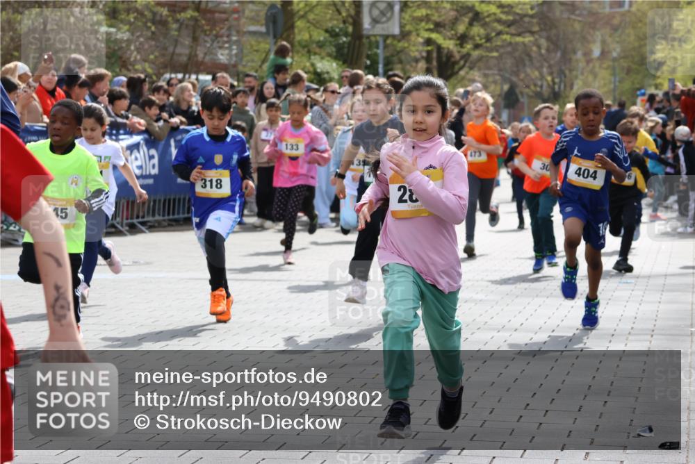 12.04.2026 - 45. Internationalen Wilhelmsburger Insellauf Strokosch-Dieckow http://msf.ph/oto/9490802 12.04.2026 14:20:41 Ziel 935, 301, 61, 237, 578, 751, 940, 958, 832, 1610, 3, 285, 1073, 767, 404, 318, 539, 431, 135, 545, 537, 30, 133, 977, 84, 1606, 473, 956, 467, 324, 299 meine-sportfotos.de