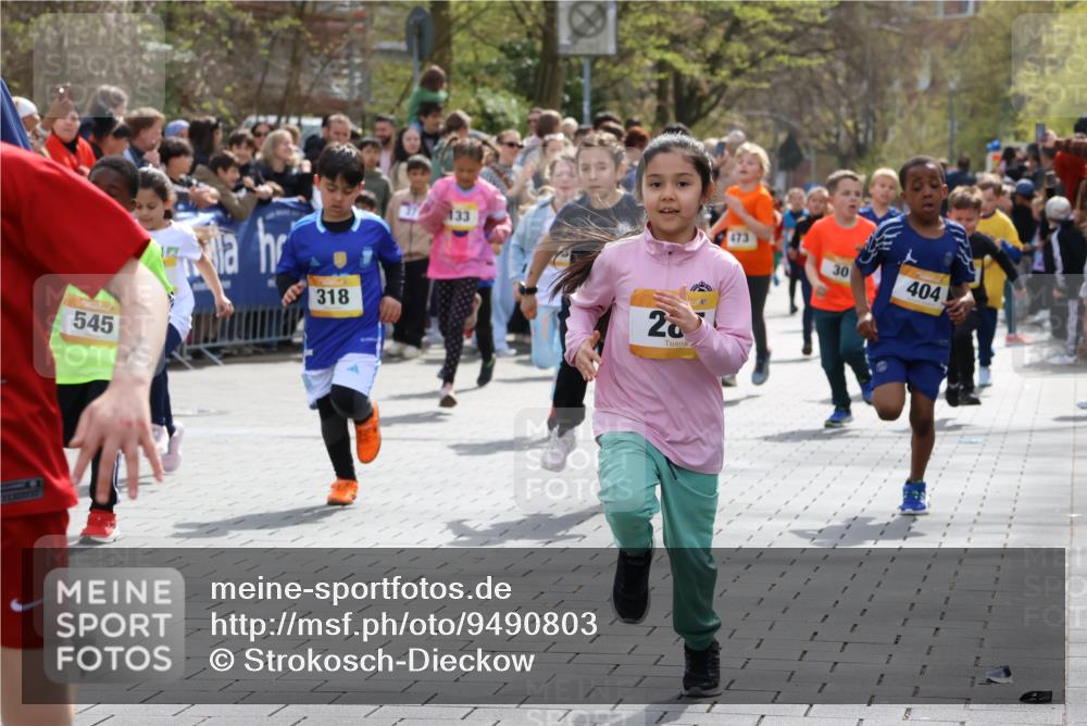 12.04.2026 - 45. Internationalen Wilhelmsburger Insellauf Strokosch-Dieckow http://msf.ph/oto/9490803 12.04.2026 14:20:41 Ziel 935, 301, 61, 237, 578, 751, 940, 958, 832, 1610, 3, 285, 1073, 767, 404, 318, 539, 431, 135, 545, 537, 30, 133, 977, 84, 1606, 473, 956, 467, 324, 299 meine-sportfotos.de
