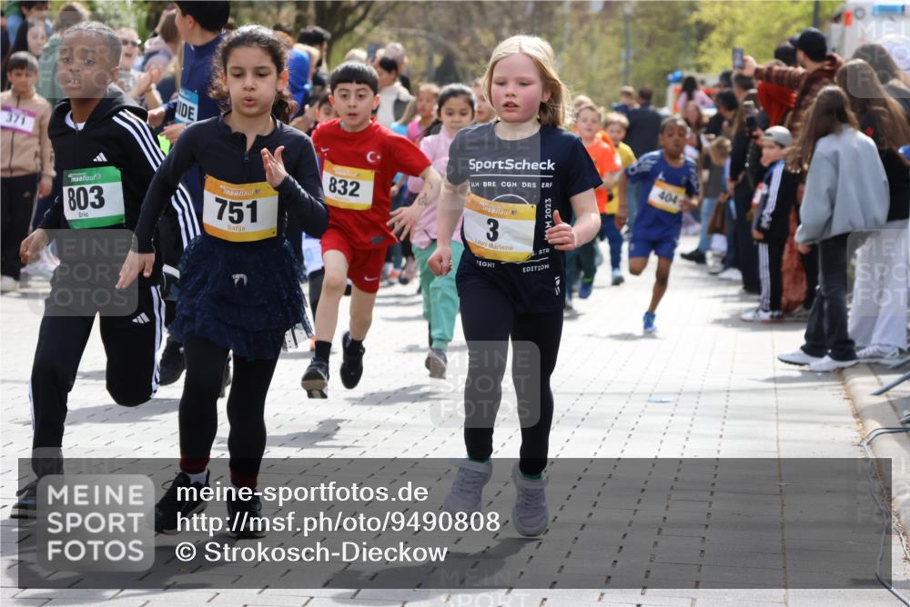 12.04.2026 - 45. Internationalen Wilhelmsburger Insellauf Strokosch-Dieckow http://msf.ph/oto/9490808 12.04.2026 14:20:38 Ziel 576, 935, 301, 61, 237, 578, 751, 940, 958, 832, 1610, 3, 285, 1073, 767, 404, 318, 539, 431, 135, 545, 537, 30, 133, 977, 84 meine-sportfotos.de