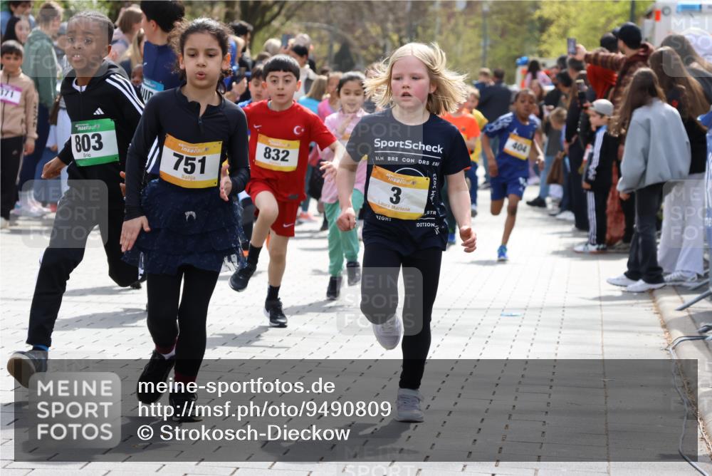 12.04.2026 - 45. Internationalen Wilhelmsburger Insellauf Strokosch-Dieckow http://msf.ph/oto/9490809 12.04.2026 14:20:38 Ziel 576, 935, 301, 61, 237, 578, 751, 940, 958, 832, 1610, 3, 285, 1073, 767, 404, 318, 539, 431, 135, 545, 537, 30, 133, 977, 84 meine-sportfotos.de