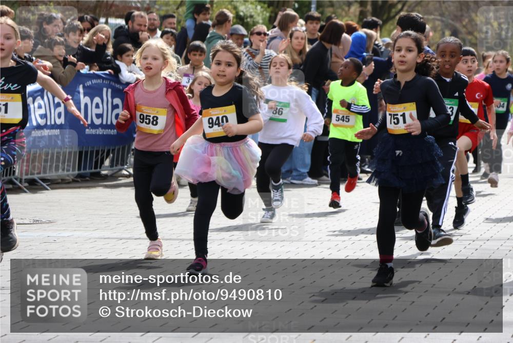 12.04.2026 - 45. Internationalen Wilhelmsburger Insellauf Strokosch-Dieckow http://msf.ph/oto/9490810 12.04.2026 14:20:37 Ziel 20, 313, 576, 935, 301, 61, 237, 578, 751, 940, 958, 832, 1610, 3, 285, 1073, 767, 404, 318, 539, 431, 135, 545 meine-sportfotos.de
