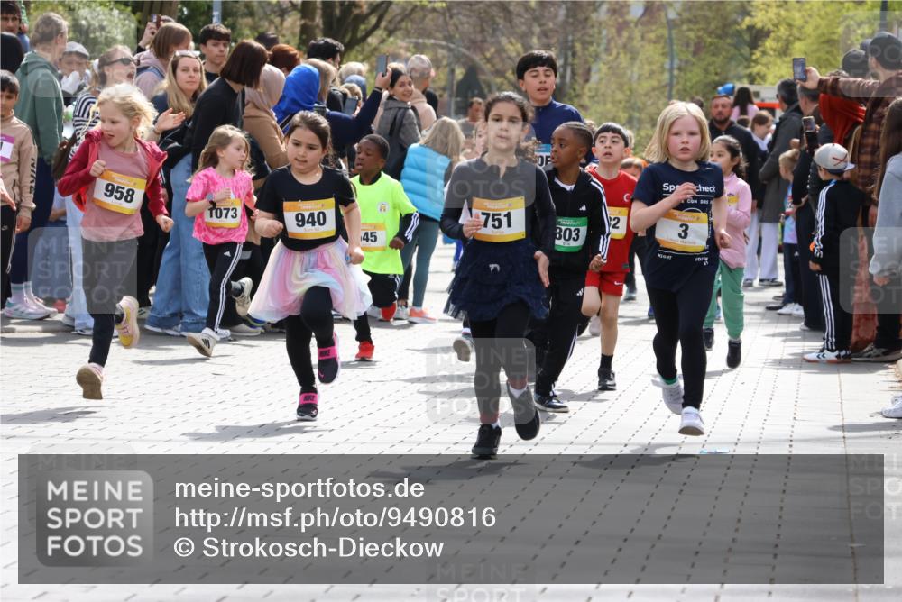 12.04.2026 - 45. Internationalen Wilhelmsburger Insellauf Strokosch-Dieckow http://msf.ph/oto/9490816 12.04.2026 14:20:36 Ziel 171, 20, 313, 576, 935, 301, 61, 237, 578, 751, 940, 958, 832, 1610, 3, 285, 1073, 767, 404, 318, 539 meine-sportfotos.de