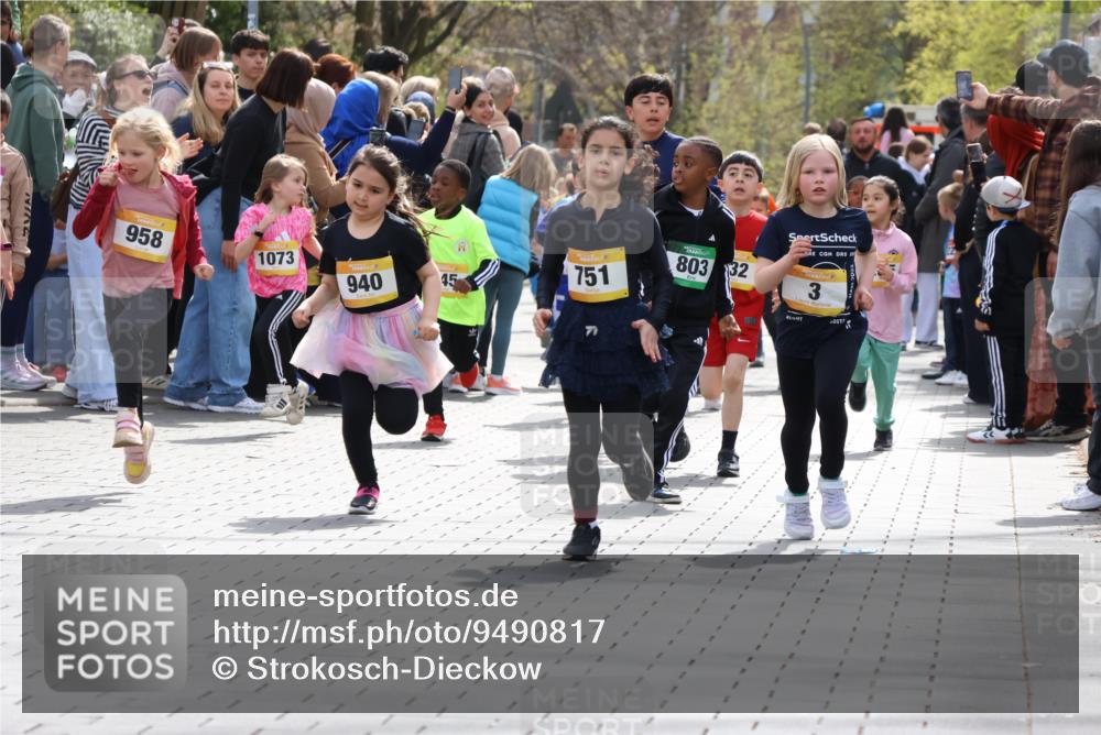 12.04.2026 - 45. Internationalen Wilhelmsburger Insellauf Strokosch-Dieckow http://msf.ph/oto/9490817 12.04.2026 14:20:36 Ziel 171, 20, 313, 576, 935, 301, 61, 237, 578, 751, 940, 958, 832, 1610, 3, 285, 1073, 767, 404, 318, 539 meine-sportfotos.de