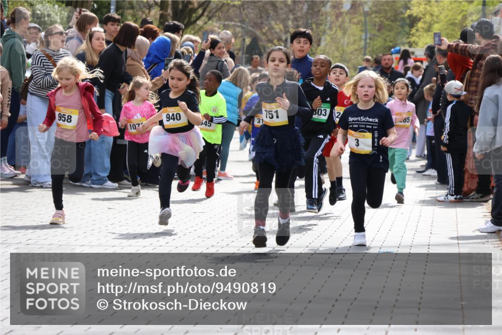 12.04.2026 - 45. Internationalen Wilhelmsburger Insellauf Strokosch-Dieckow http://msf.ph/oto/9490819 12.04.2026 14:20:36 Ziel 171, 20, 313, 576, 935, 301, 61, 237, 578, 751, 940, 958, 832, 1610, 3, 285, 1073, 767, 404, 318, 539 meine-sportfotos.de