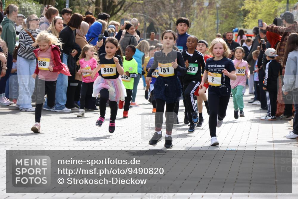 12.04.2026 - 45. Internationalen Wilhelmsburger Insellauf Strokosch-Dieckow http://msf.ph/oto/9490820 12.04.2026 14:20:36 Ziel 171, 20, 313, 576, 935, 301, 61, 237, 578, 751, 940, 958, 832, 1610, 3, 285, 1073, 767, 404, 318, 539 meine-sportfotos.de