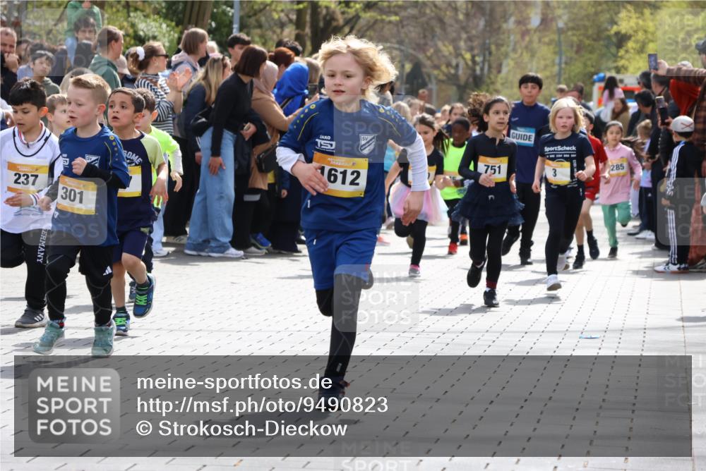 12.04.2026 - 45. Internationalen Wilhelmsburger Insellauf Strokosch-Dieckow http://msf.ph/oto/9490823 12.04.2026 14:20:35 Ziel 171, 20, 313, 576, 935, 301, 61, 237, 578, 751, 940, 958, 832, 1610, 3, 285, 1073, 767, 404 meine-sportfotos.de
