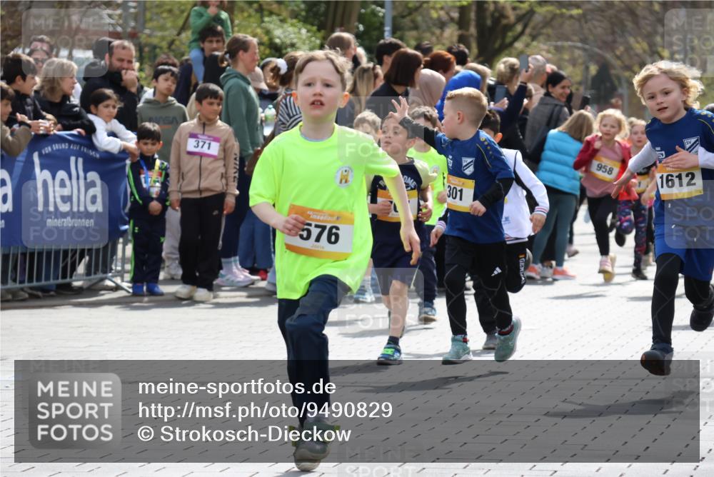12.04.2026 - 45. Internationalen Wilhelmsburger Insellauf Strokosch-Dieckow http://msf.ph/oto/9490829 12.04.2026 14:20:34 Ziel 165, 171, 20, 313, 576, 935, 301, 61, 237, 578, 751, 940, 958, 832, 1610, 3 meine-sportfotos.de