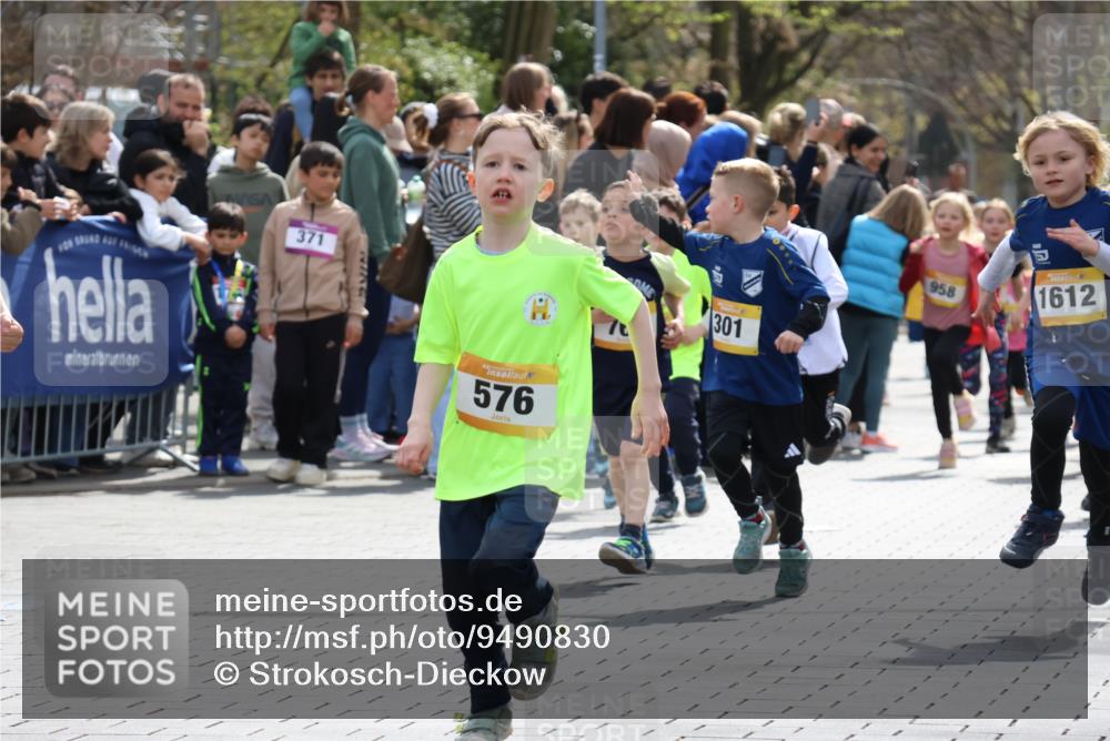 12.04.2026 - 45. Internationalen Wilhelmsburger Insellauf Strokosch-Dieckow http://msf.ph/oto/9490830 12.04.2026 14:20:34 Ziel 165, 171, 20, 313, 576, 935, 301, 61, 237, 578, 751, 940, 958, 832, 1610, 3 meine-sportfotos.de