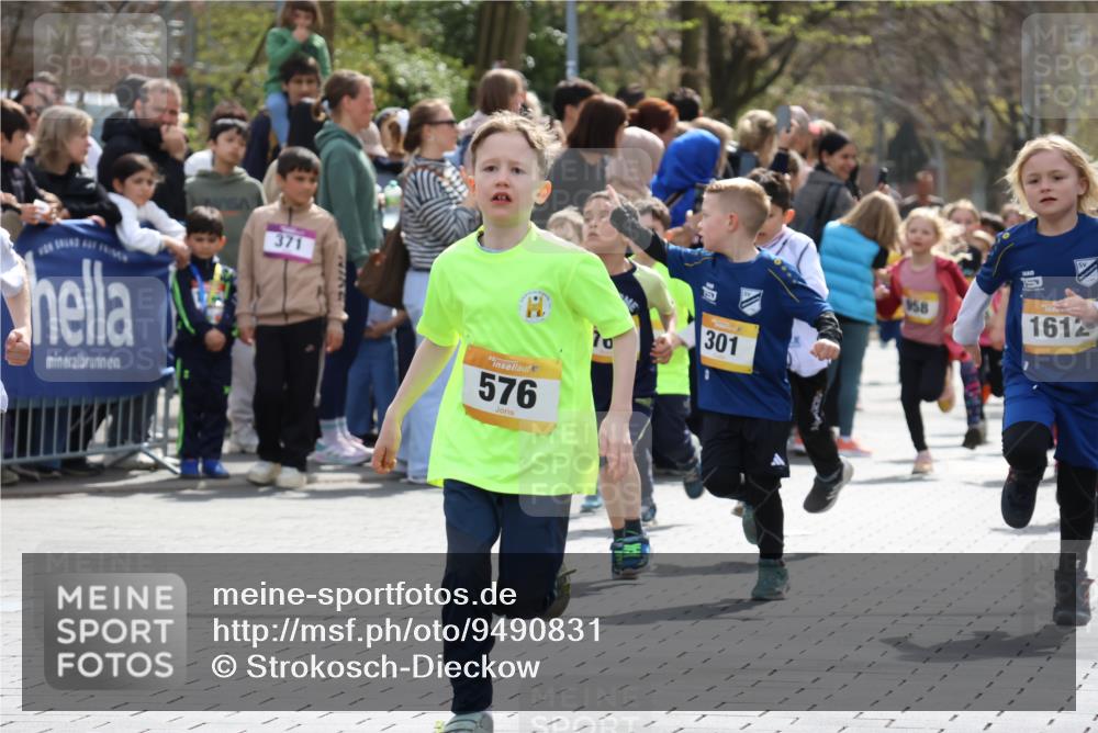 12.04.2026 - 45. Internationalen Wilhelmsburger Insellauf Strokosch-Dieckow http://msf.ph/oto/9490831 12.04.2026 14:20:34 Ziel 165, 171, 20, 313, 576, 935, 301, 61, 237, 578, 751, 940, 958, 832, 1610, 3 meine-sportfotos.de