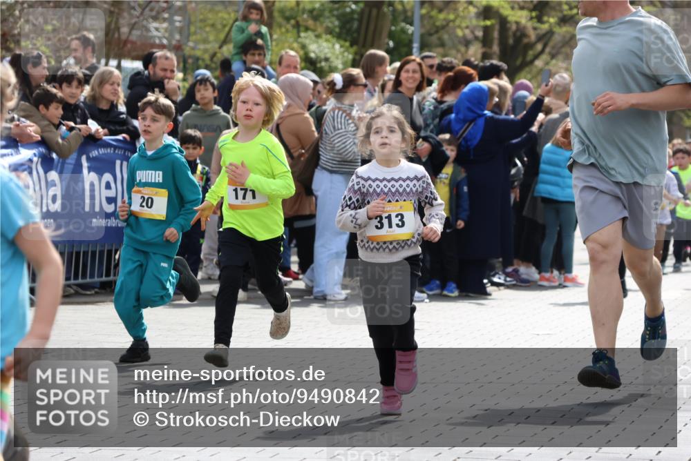 12.04.2026 - 45. Internationalen Wilhelmsburger Insellauf Strokosch-Dieckow http://msf.ph/oto/9490842 12.04.2026 14:20:28 Ziel 998, 228, 298, 293, 744, 1008, 747, 262, 598, 730, 632, 1608, 165, 171, 20, 313, 576 meine-sportfotos.de