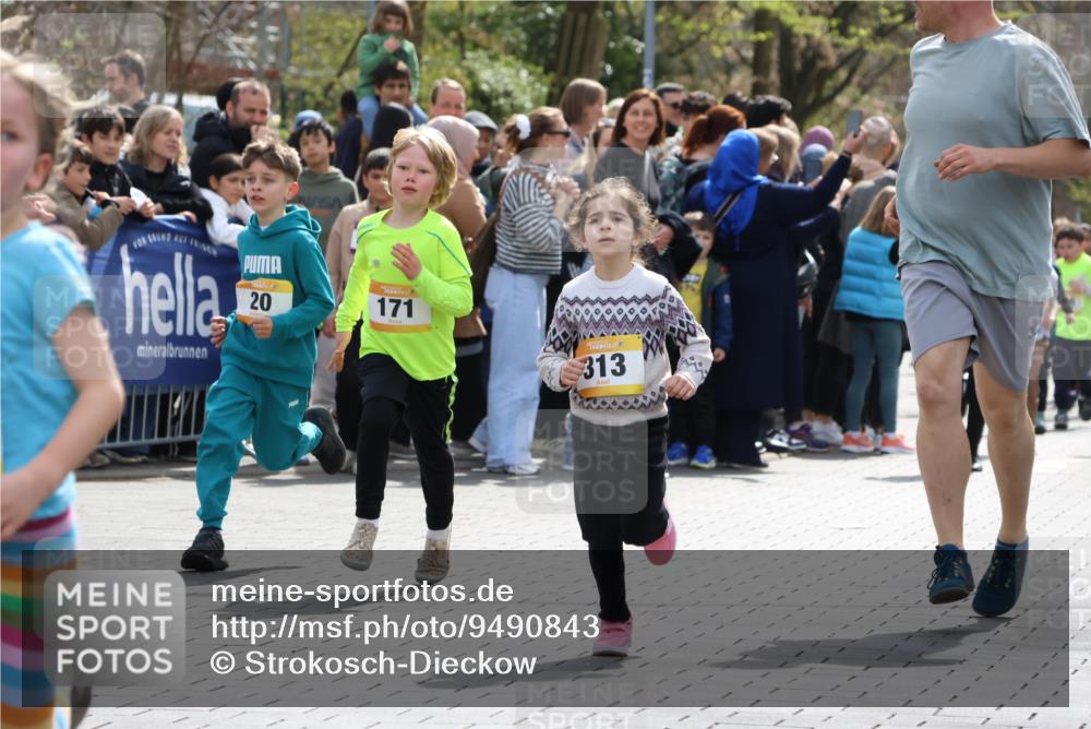 12.04.2026 - 45. Internationalen Wilhelmsburger Insellauf Strokosch-Dieckow http://msf.ph/oto/9490843 12.04.2026 14:20:28 Ziel 998, 228, 298, 293, 744, 1008, 747, 262, 598, 730, 632, 1608, 165, 171, 20, 313, 576 meine-sportfotos.de