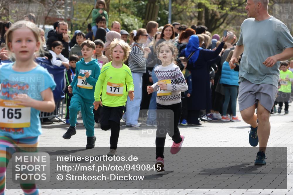 12.04.2026 - 45. Internationalen Wilhelmsburger Insellauf Strokosch-Dieckow http://msf.ph/oto/9490845 12.04.2026 14:20:28 Ziel 998, 228, 298, 293, 744, 1008, 747, 262, 598, 730, 632, 1608, 165, 171, 20, 313, 576 meine-sportfotos.de