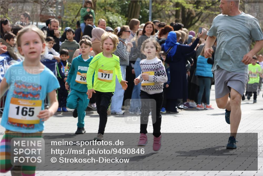 12.04.2026 - 45. Internationalen Wilhelmsburger Insellauf Strokosch-Dieckow http://msf.ph/oto/9490846 12.04.2026 14:20:28 Ziel 998, 228, 298, 293, 744, 1008, 747, 262, 598, 730, 632, 1608, 165, 171, 20, 313, 576 meine-sportfotos.de