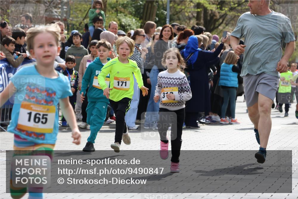 12.04.2026 - 45. Internationalen Wilhelmsburger Insellauf Strokosch-Dieckow http://msf.ph/oto/9490847 12.04.2026 14:20:28 Ziel 998, 228, 298, 293, 744, 1008, 747, 262, 598, 730, 632, 1608, 165, 171, 20, 313, 576 meine-sportfotos.de