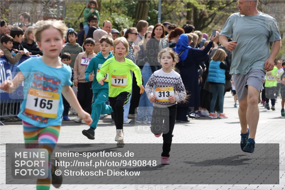 12.04.2026 - 45. Internationalen Wilhelmsburger Insellauf Strokosch-Dieckow http://msf.ph/oto/9490848 12.04.2026 14:20:28 Ziel 998, 228, 298, 293, 744, 1008, 747, 262, 598, 730, 632, 1608, 165, 171, 20, 313, 576 meine-sportfotos.de