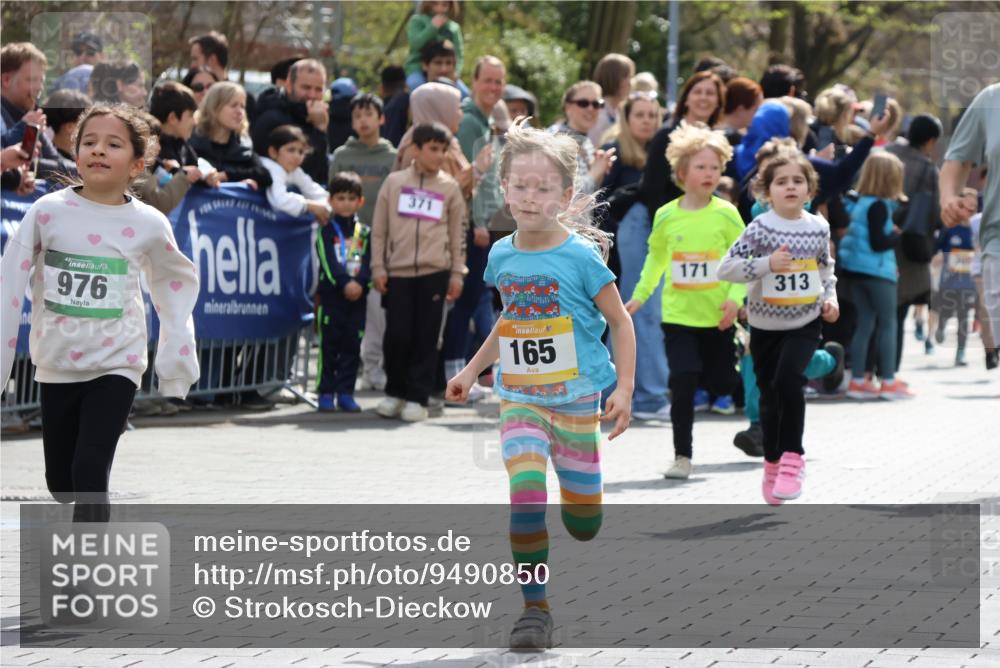 12.04.2026 - 45. Internationalen Wilhelmsburger Insellauf Strokosch-Dieckow http://msf.ph/oto/9490850 12.04.2026 14:20:27 Ziel 998, 228, 298, 293, 744, 1008, 747, 262, 598, 730, 632, 1608, 165, 171, 20, 313 meine-sportfotos.de