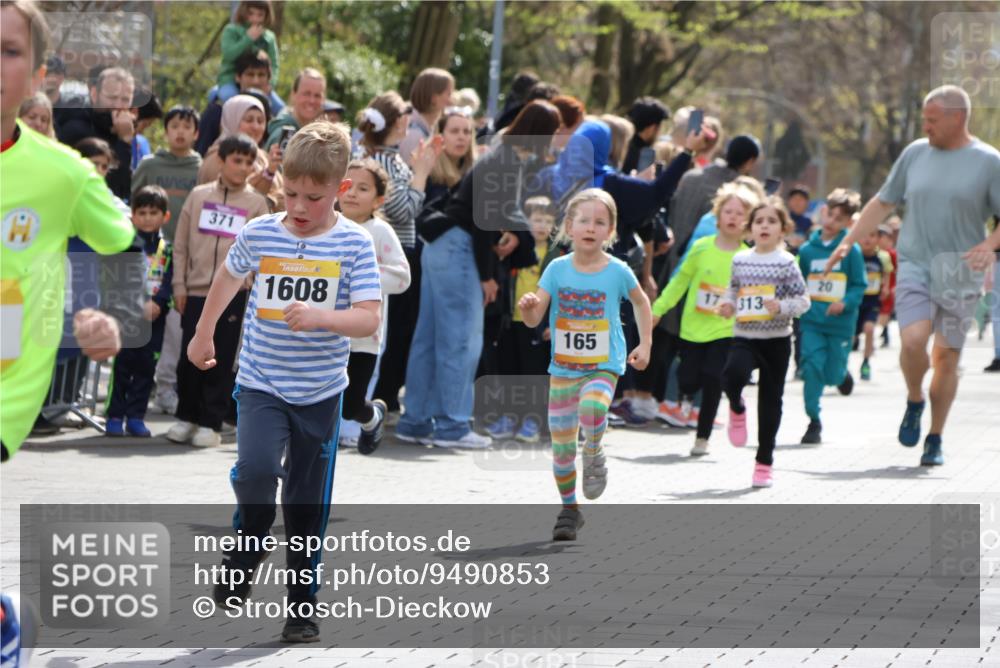 12.04.2026 - 45. Internationalen Wilhelmsburger Insellauf Strokosch-Dieckow http://msf.ph/oto/9490853 12.04.2026 14:20:25 Ziel 1058, 966, 998, 228, 298, 293, 744, 1008, 747, 262, 598, 730, 632, 1608, 165, 171, 20, 313 meine-sportfotos.de