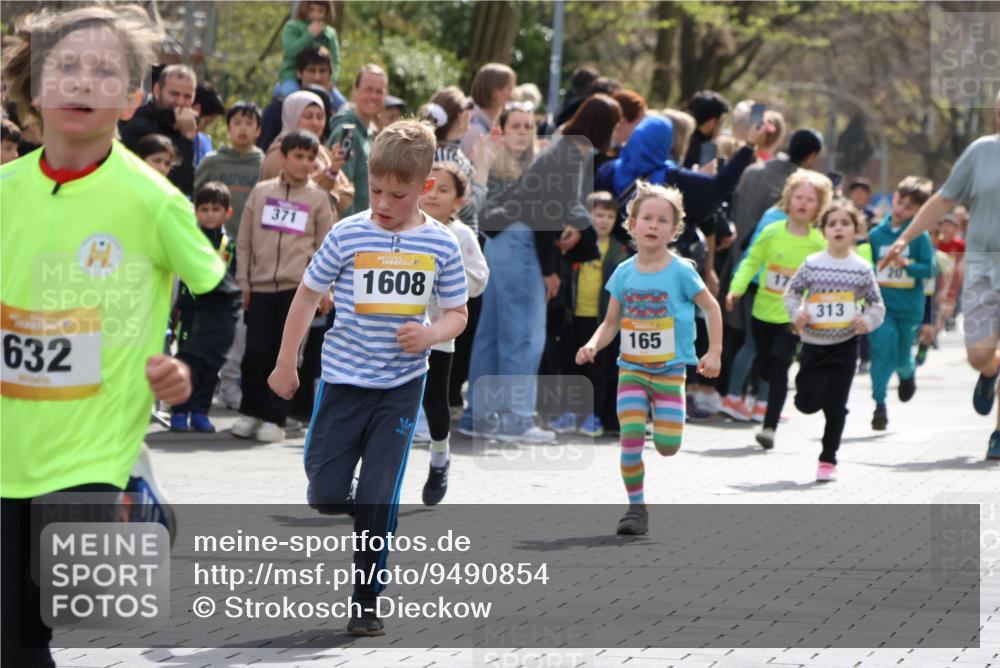 12.04.2026 - 45. Internationalen Wilhelmsburger Insellauf Strokosch-Dieckow http://msf.ph/oto/9490854 12.04.2026 14:20:25 Ziel 1058, 966, 998, 228, 298, 293, 744, 1008, 747, 262, 598, 730, 632, 1608, 165, 171, 20, 313 meine-sportfotos.de