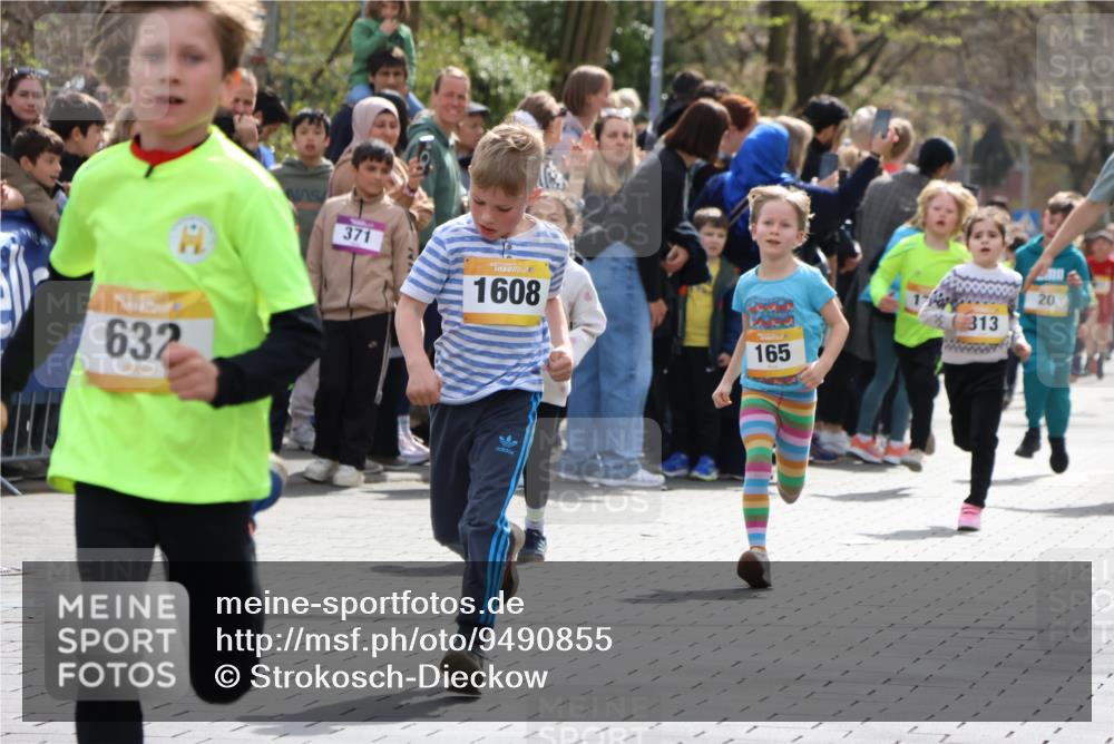 12.04.2026 - 45. Internationalen Wilhelmsburger Insellauf Strokosch-Dieckow http://msf.ph/oto/9490855 12.04.2026 14:20:25 Ziel 1058, 966, 998, 228, 298, 293, 744, 1008, 747, 262, 598, 730, 632, 1608, 165, 171, 20, 313 meine-sportfotos.de