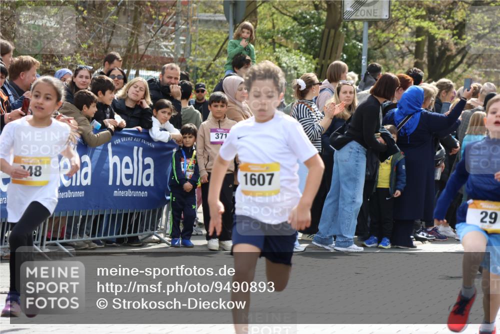 12.04.2026 - 45. Internationalen Wilhelmsburger Insellauf Strokosch-Dieckow http://msf.ph/oto/9490893 12.04.2026 14:20:16 Ziel 750, 1623, 844, 34, 949, 1607, 29, 948, 1058, 966, 998, 228, 298, 293 meine-sportfotos.de