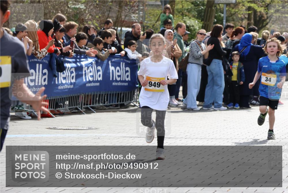 12.04.2026 - 45. Internationalen Wilhelmsburger Insellauf Strokosch-Dieckow http://msf.ph/oto/9490912 12.04.2026 14:20:12 Ziel 587, 405, 1060, 642, 753, 750, 1623, 844, 34, 949, 1607, 29, 948 meine-sportfotos.de