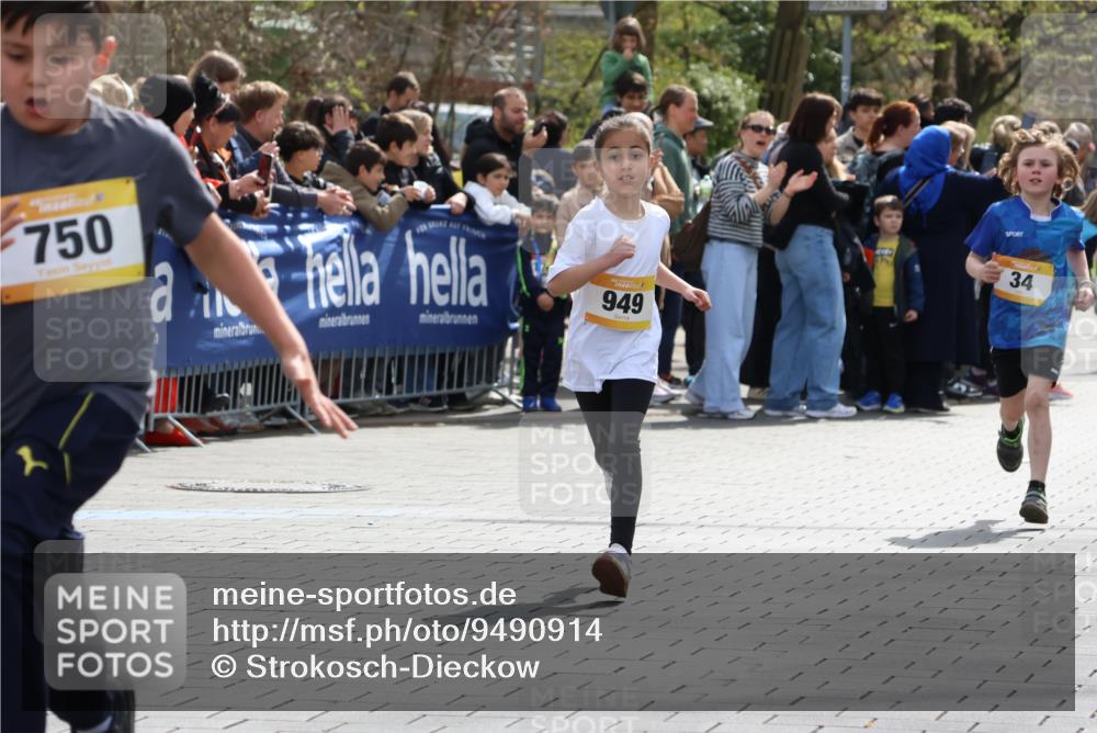 12.04.2026 - 45. Internationalen Wilhelmsburger Insellauf Strokosch-Dieckow http://msf.ph/oto/9490914 12.04.2026 14:20:12 Ziel 587, 405, 1060, 642, 753, 750, 1623, 844, 34, 949, 1607, 29, 948 meine-sportfotos.de