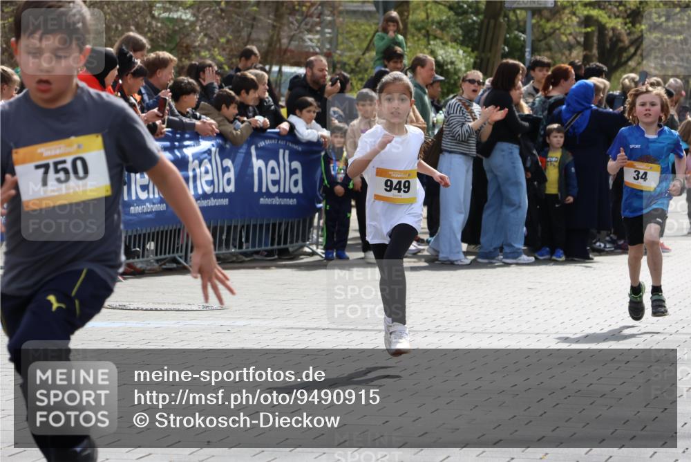 12.04.2026 - 45. Internationalen Wilhelmsburger Insellauf Strokosch-Dieckow http://msf.ph/oto/9490915 12.04.2026 14:20:12 Ziel 587, 405, 1060, 642, 753, 750, 1623, 844, 34, 949, 1607, 29, 948 meine-sportfotos.de