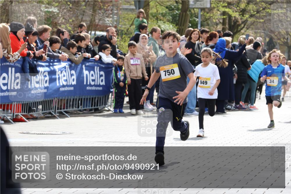 12.04.2026 - 45. Internationalen Wilhelmsburger Insellauf Strokosch-Dieckow http://msf.ph/oto/9490921 12.04.2026 14:20:10 Ziel 447, 560, 734, 775, 587, 405, 1060, 642, 753, 750, 1623, 844, 34, 949, 1607 meine-sportfotos.de