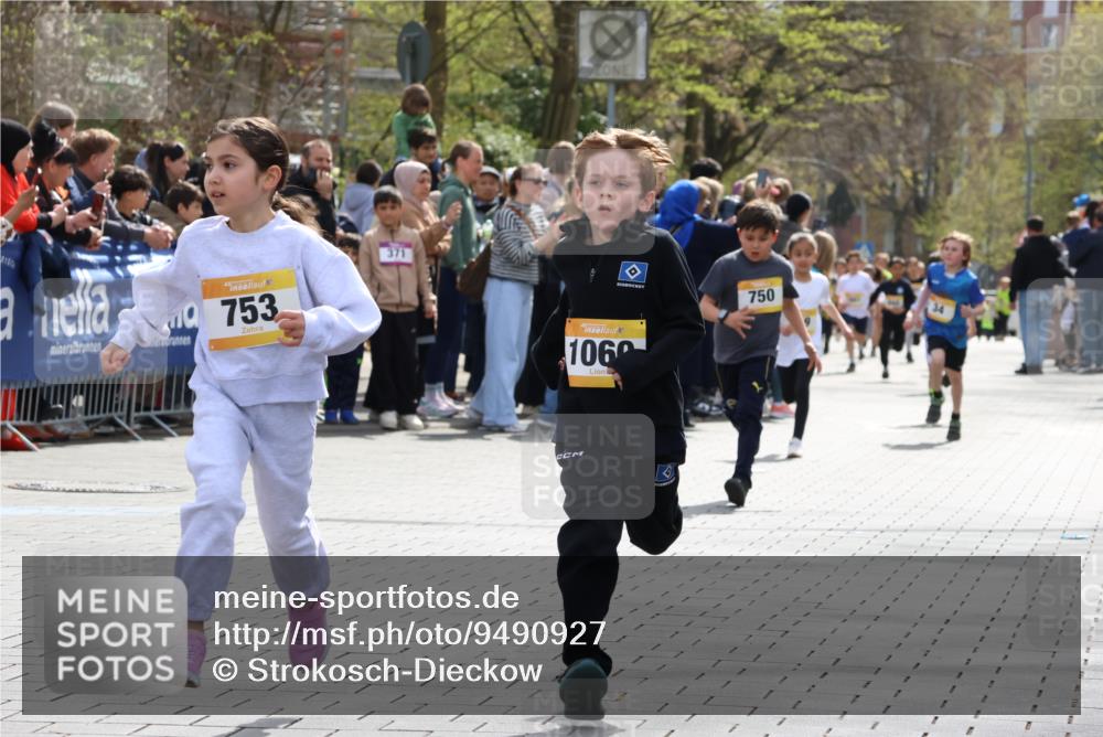 12.04.2026 - 45. Internationalen Wilhelmsburger Insellauf Strokosch-Dieckow http://msf.ph/oto/9490927 12.04.2026 14:20:09 Ziel 1618, 108, 534, 447, 560, 734, 775, 587, 405, 1060, 642, 753, 750, 1623, 844, 34, 949 meine-sportfotos.de