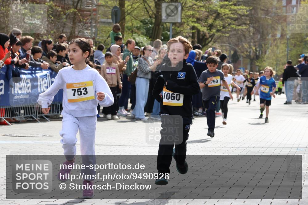 12.04.2026 - 45. Internationalen Wilhelmsburger Insellauf Strokosch-Dieckow http://msf.ph/oto/9490928 12.04.2026 14:20:09 Ziel 1618, 108, 534, 447, 560, 734, 775, 587, 405, 1060, 642, 753, 750, 1623, 844, 34, 949 meine-sportfotos.de
