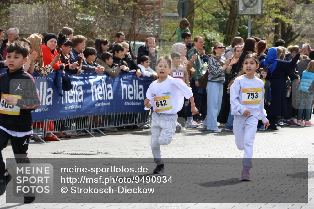 12.04.2026 - 45. Internationalen Wilhelmsburger Insellauf Strokosch-Dieckow http://msf.ph/oto/9490934 12.04.2026 14:20:07 Ziel 631, 1621, 304, 225, 1618, 108, 534, 447, 560, 734, 775, 587, 405, 1060, 642, 753, 750 meine-sportfotos.de