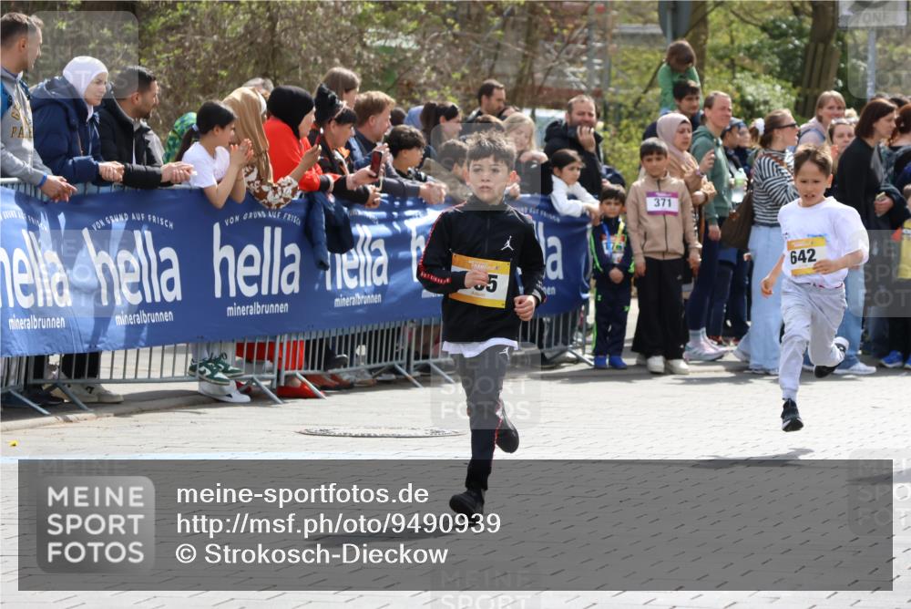 12.04.2026 - 45. Internationalen Wilhelmsburger Insellauf Strokosch-Dieckow http://msf.ph/oto/9490939 12.04.2026 14:20:07 Ziel 631, 1621, 304, 225, 1618, 108, 534, 447, 560, 734, 775, 587, 405, 1060, 642, 753, 750 meine-sportfotos.de