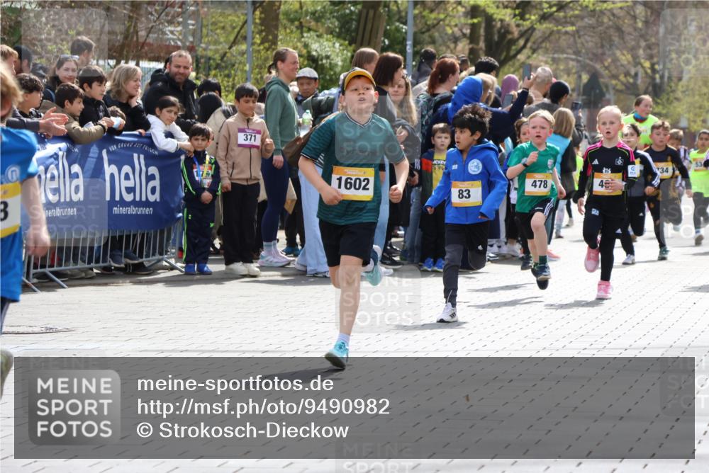 12.04.2026 - 45. Internationalen Wilhelmsburger Insellauf Strokosch-Dieckow http://msf.ph/oto/9490982 12.04.2026 14:19:56 Ziel 740, 943, 793, 845, 682, 413, 982, 155, 621, 1602, 478, 83, 968, 465, 631, 1621, 304, 225 meine-sportfotos.de