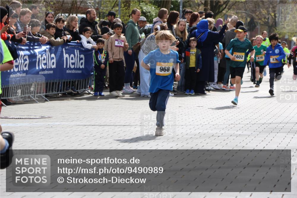 12.04.2026 - 45. Internationalen Wilhelmsburger Insellauf Strokosch-Dieckow http://msf.ph/oto/9490989 12.04.2026 14:19:54 Ziel 944, 64, 96, 579, 740, 943, 793, 845, 682, 413, 982, 155, 621, 1602, 478, 83, 968, 465 meine-sportfotos.de