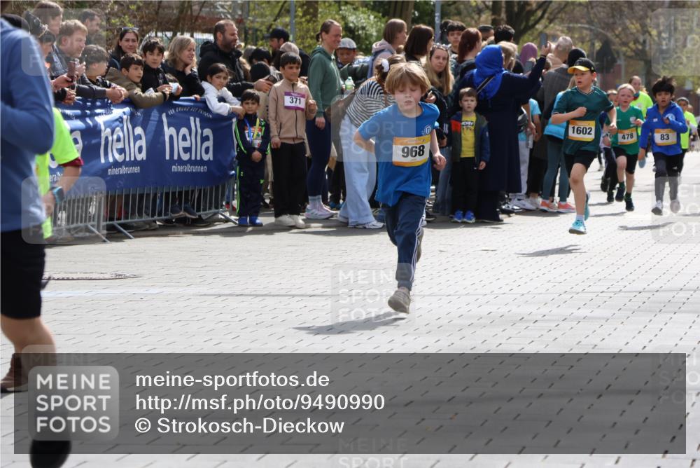 12.04.2026 - 45. Internationalen Wilhelmsburger Insellauf Strokosch-Dieckow http://msf.ph/oto/9490990 12.04.2026 14:19:54 Ziel 944, 64, 96, 579, 740, 943, 793, 845, 682, 413, 982, 155, 621, 1602, 478, 83, 968, 465 meine-sportfotos.de
