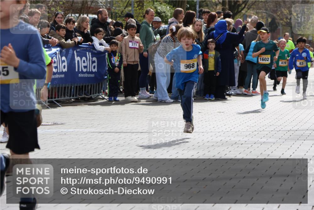 12.04.2026 - 45. Internationalen Wilhelmsburger Insellauf Strokosch-Dieckow http://msf.ph/oto/9490991 12.04.2026 14:19:54 Ziel 944, 64, 96, 579, 740, 943, 793, 845, 682, 413, 982, 155, 621, 1602, 478, 83, 968, 465 meine-sportfotos.de
