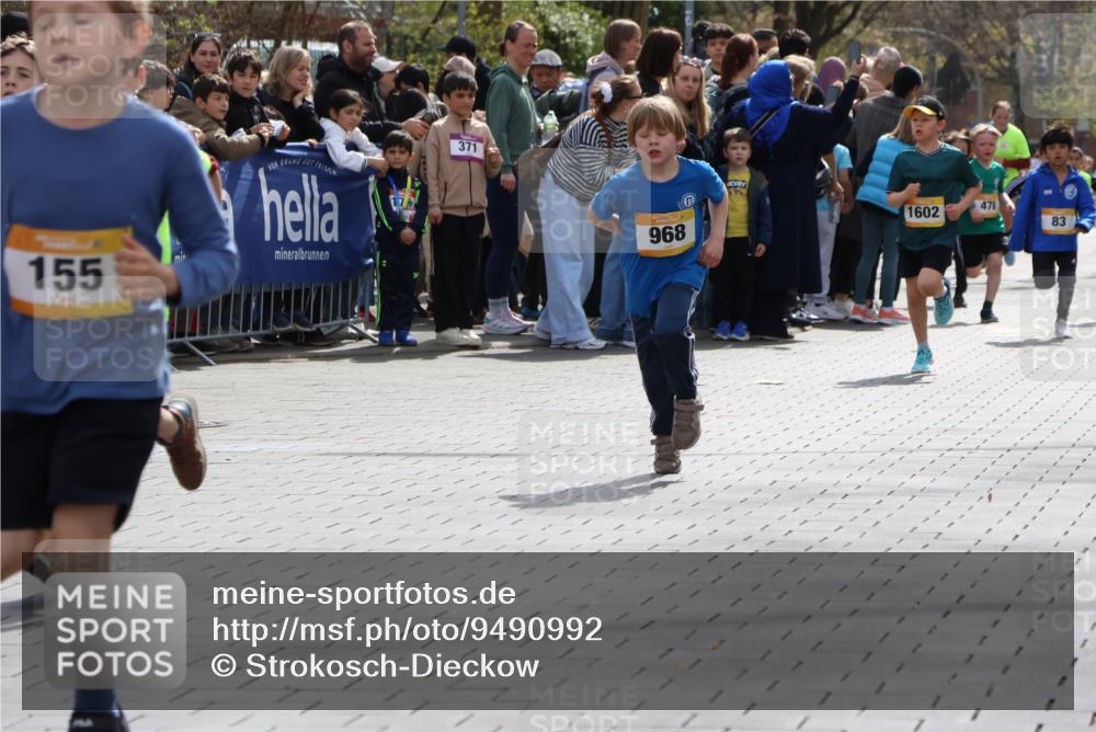 12.04.2026 - 45. Internationalen Wilhelmsburger Insellauf Strokosch-Dieckow http://msf.ph/oto/9490992 12.04.2026 14:19:53 Ziel 952, 1604, 985, 944, 64, 96, 579, 740, 943, 793, 845, 682, 413, 982, 155, 621, 1602, 478, 83, 968 meine-sportfotos.de