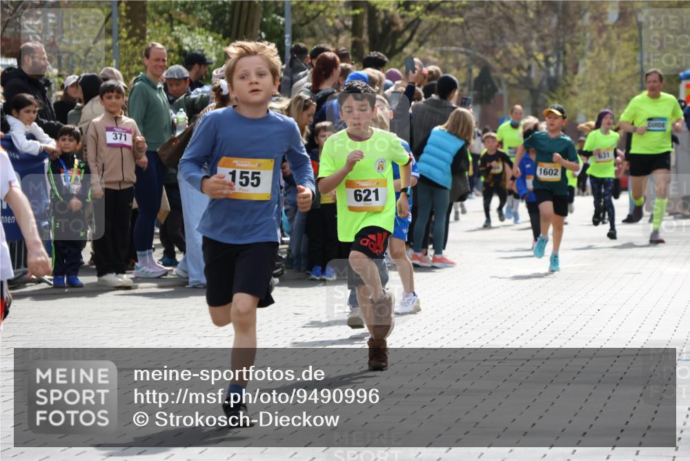 12.04.2026 - 45. Internationalen Wilhelmsburger Insellauf Strokosch-Dieckow http://msf.ph/oto/9490996 12.04.2026 14:19:52 Ziel 787, 952, 1604, 985, 944, 64, 96, 579, 740, 943, 793, 845, 682, 413, 982, 155, 621, 1602, 478, 83, 968 meine-sportfotos.de