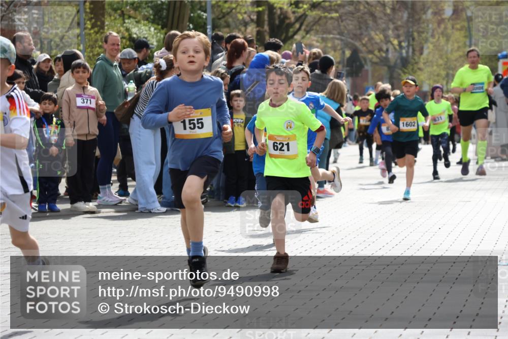 12.04.2026 - 45. Internationalen Wilhelmsburger Insellauf Strokosch-Dieckow http://msf.ph/oto/9490998 12.04.2026 14:19:52 Ziel 787, 952, 1604, 985, 944, 64, 96, 579, 740, 943, 793, 845, 682, 413, 982, 155, 621, 1602, 478, 83, 968 meine-sportfotos.de